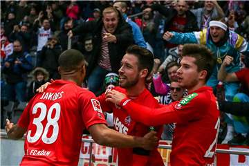 Hat in Köln sportlich voll eingeschlagen: Mark Uth (Mitte).
