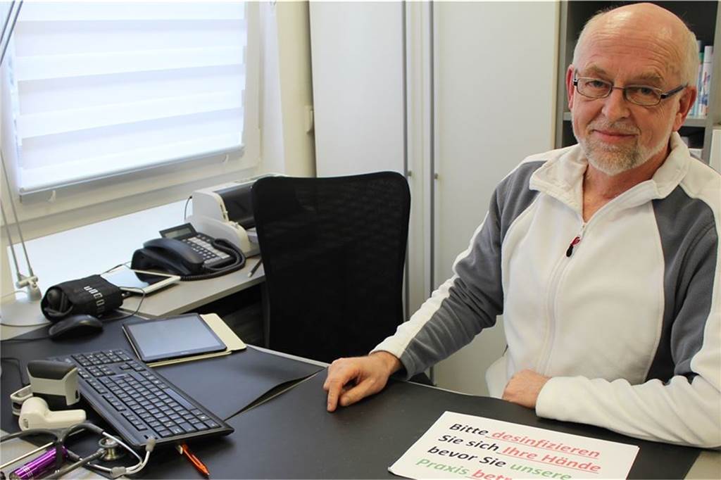 „Jeder pflegt auf einmal irgendwen“: Impf-Dosen bei Ärzten so schnell weg wie sie kommen Hat in seiner Praxis bislang 64 Dosen Corona-Impfstoff verimpft: der Holzwickeder Hausarzt Dr. Udo Pappert.