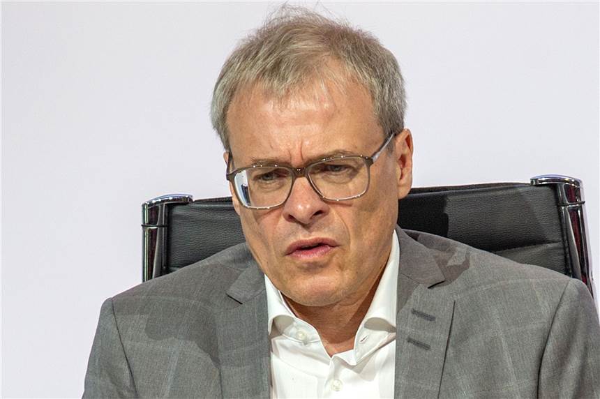 Schalke blickt sorgenvoll in die Zukunft Hat mächtig viel zu tun: Schalkes Finanzvorstand Peter Peters.