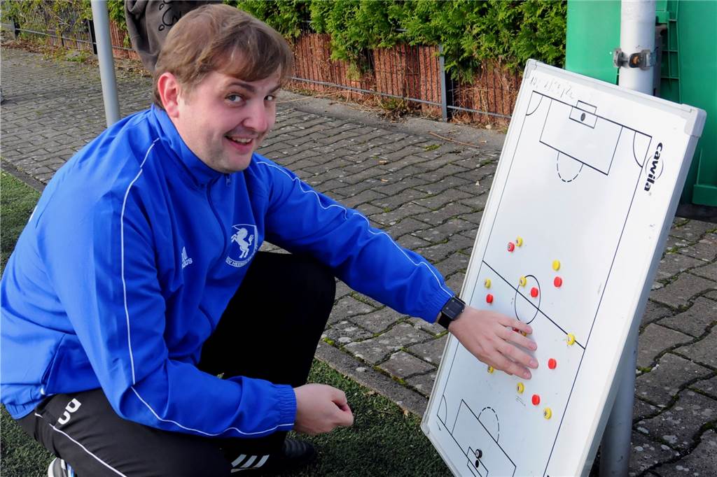 Trainerausbildung mit Ex-BVB-Profis: Neuzugang des BSV Heeren gehört zu „prominentem Jahrgang“ Hat nicht nur einen Innenverteidiger, sondern gleichzeitig einen richtigen Fußball-Fachmann neu im Kader: BSV-Trainer Christoph Golombek.