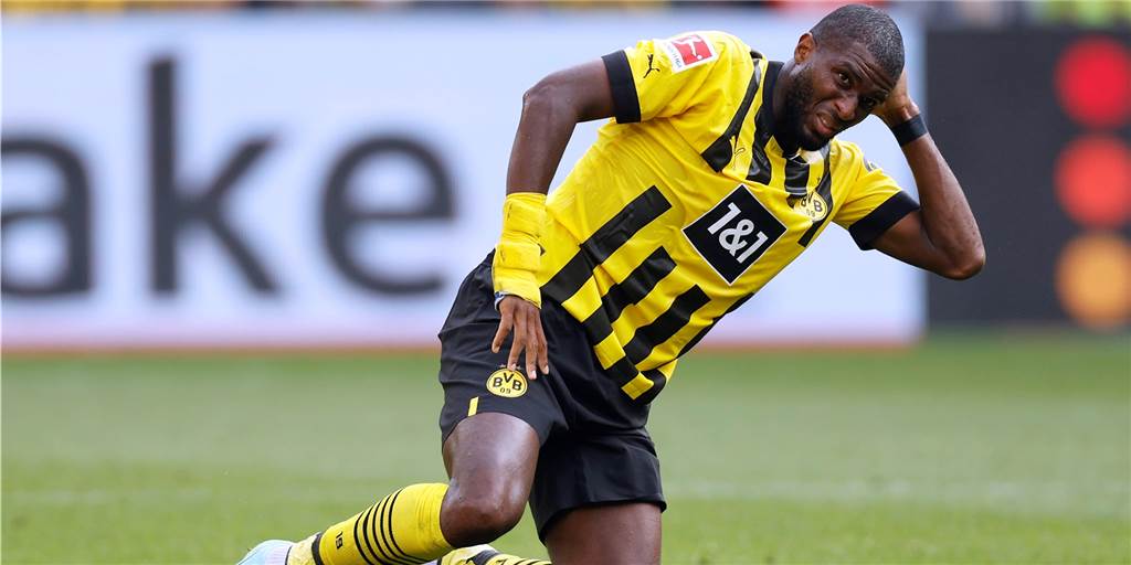 Datencheck: Warum Anthony Modeste beim BVB noch nicht zündet Anthony Modeste sitzt auf dem Boden und hält sich den Kopf
