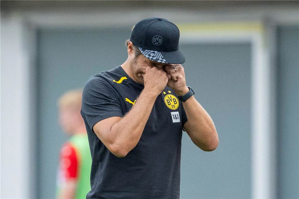 Viele BVB-Defizite beim Nmecha-Debüt gegen Erfurt: Hazard und Wolf sichern späten 2:1-Sieg Edin Terzic hält sich die Hände vor die Augen.