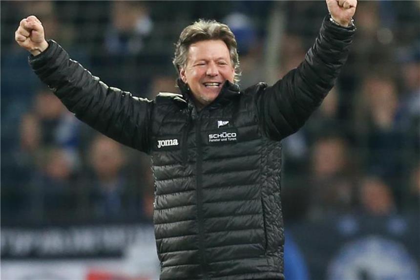 Bielefeld-Trainer Jeff Saibene verlängert bis 2021 Hat seine Unterschrift unter einen neuen Vertrag bei Arminia Bielefeld gesetzt: Trainer Jeff Saibene. Foto: Friso Gentsch