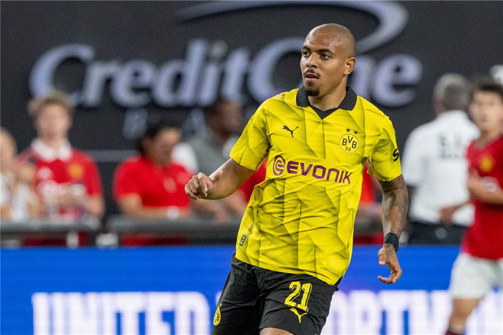 BVB-Verletztenmisere verhindert Konkurrenzkampf: Dortmunds Startelf steht schon fest Donyell Malen schaut Richtung Tor.