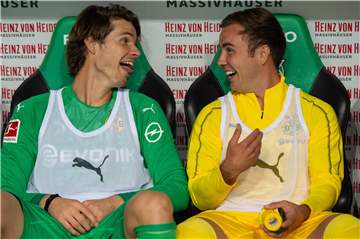 Hat seinen Spaß nicht verloren: Mario Götze (r.).