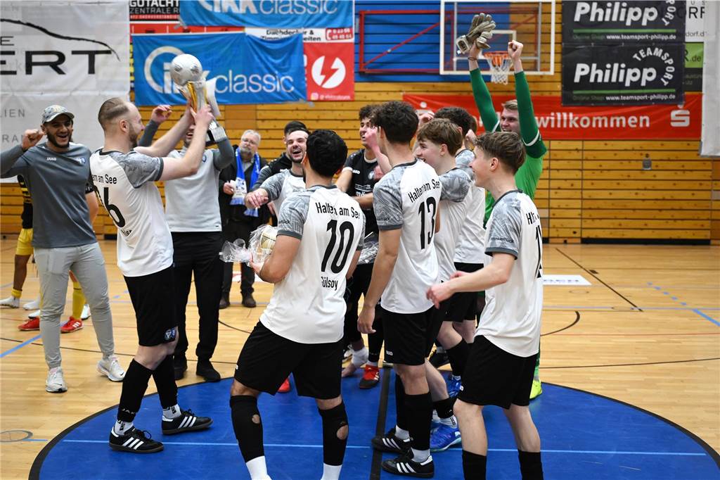 Spieler des TuS Haltern feiern den Sieg beim Mitternachtsup