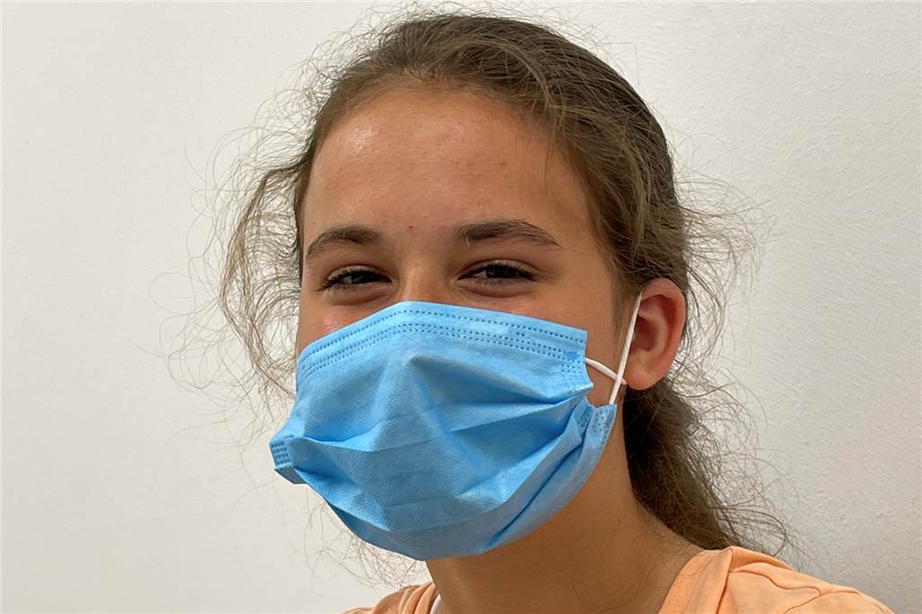 Zu wenig Impfwillige: Arzt aus Ahaus muss Corona-Impfstoff wegwerfen Hat sich am Donnerstag impfen lassen: Lara Seppelfricke (13).