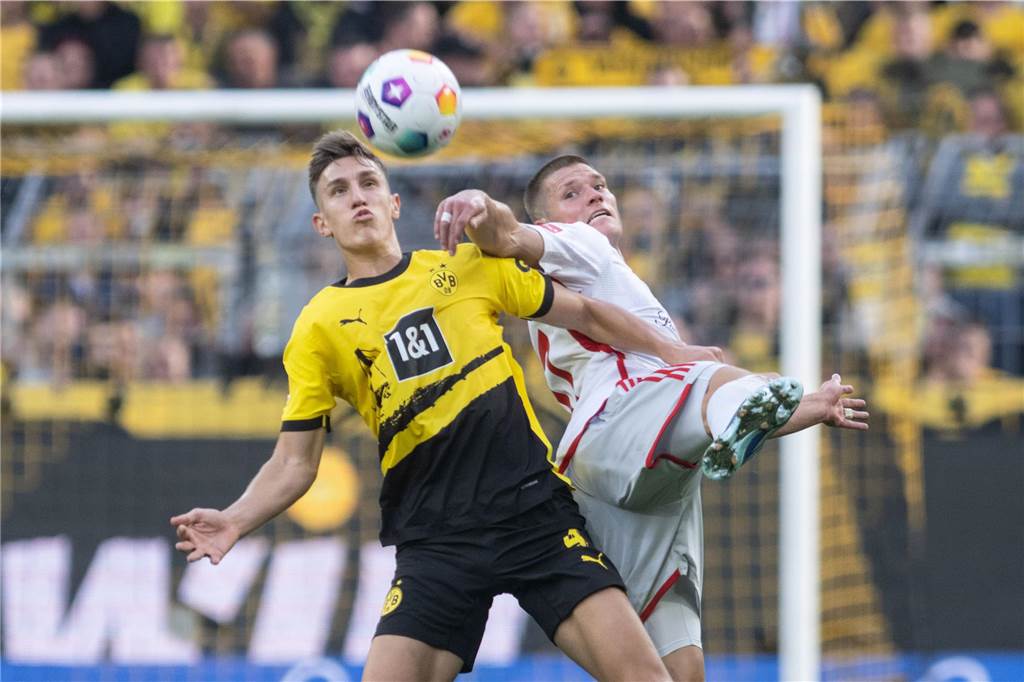 BVB-Torhüter Kobel ist der Großchancen-Killer der Bundesliga: Die Dortmunder Defensiv-Analyse Nico Schlotterbeck führt einen Zweikampf.