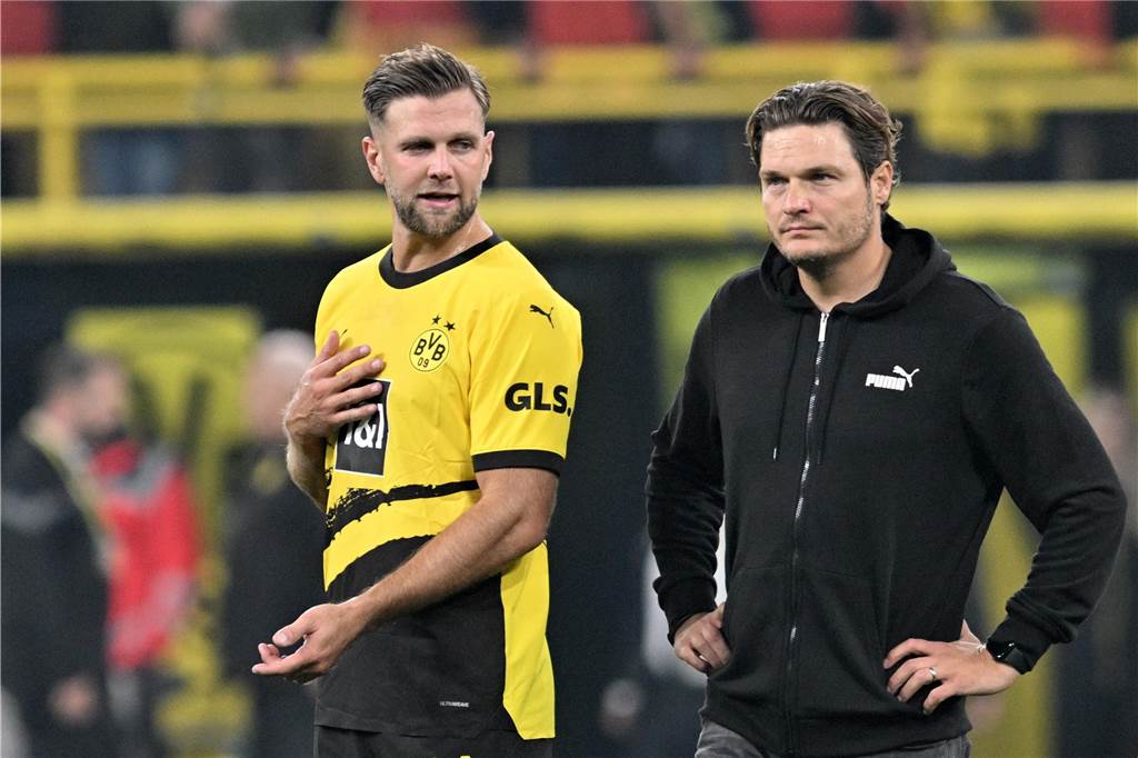BVB-Stürmer Füllkrug stellt klar: „Mir steht es nicht zu, den Trainer zu kritisieren“ Niclas Füllkrug spricht mit BVB-Trainer Edin Terzic.