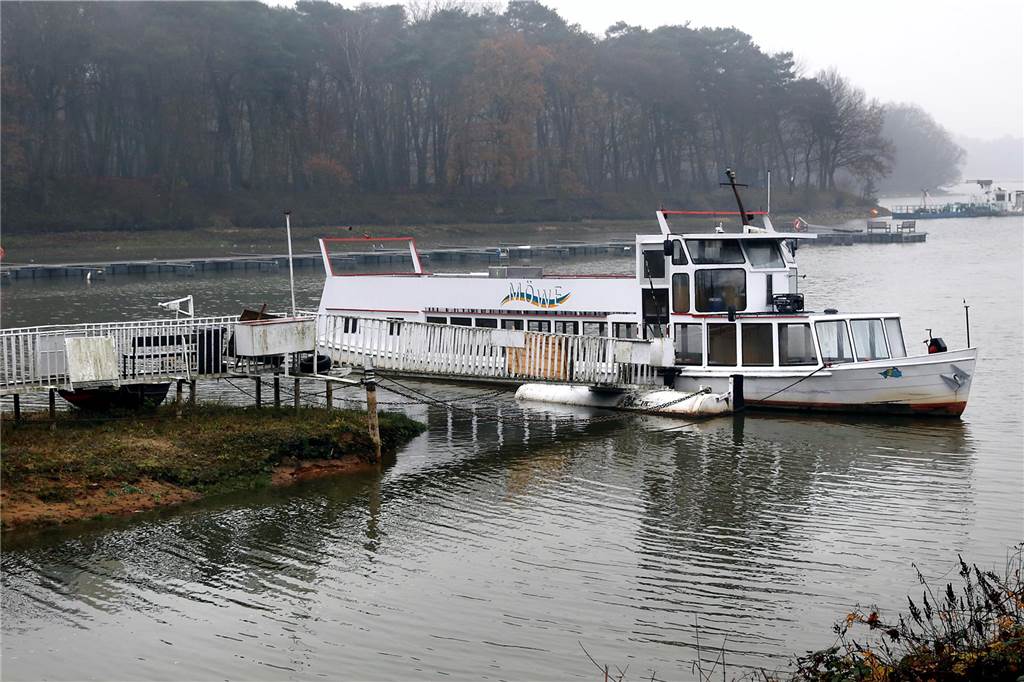Hat wieder mehr Wasser unterm Kiel: das Fahrgastschiff Möwe im Winterquartier in der Stadtmühlenbucht.