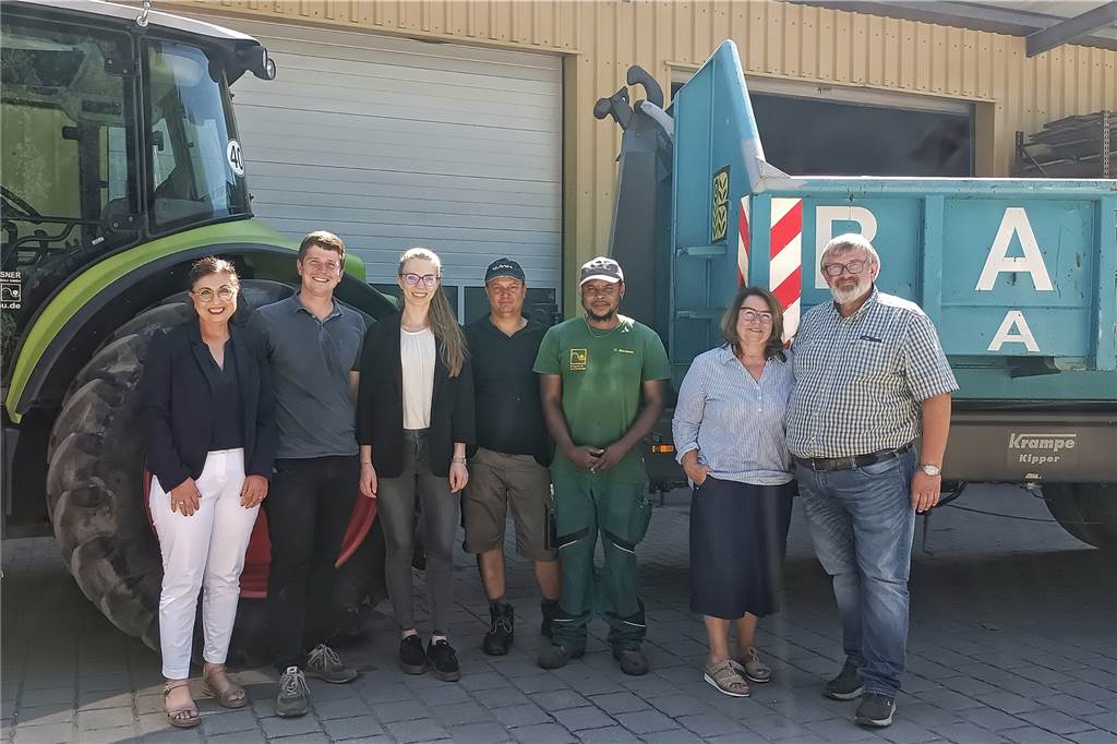 Hatice Müller-Aras, Fabian Baasner, Charlotte Waskönig, Daniel Petzu, und Andrea und Norbert Baasner (v.l.n.r.) sind stolz auf den Erfolg von Charles Ilesanmi (Mitte). Dieser sei Teamleistung gewesen.