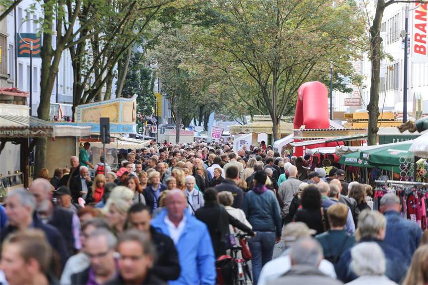 Tausende trotzen Wetter beim Kaiserstraßenfest Hatte das Fest am Samstag noch Pech mit dem Wetter, war die Kaiserstraße am Sonntag richtig voll.