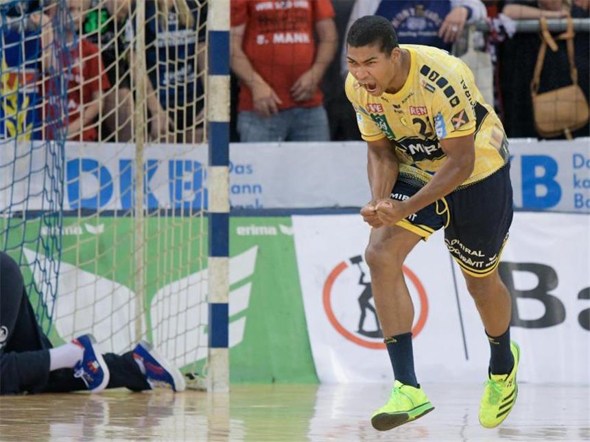 Löwen feiern Handball-Gala gegen Hannover Hatte erheblichen Anteil am Heimsieg gegen Hannover-Burgdorf: Mads Mensah Larsen von den Rhein-Neckar Löwen. Foto: Axel Heimken
