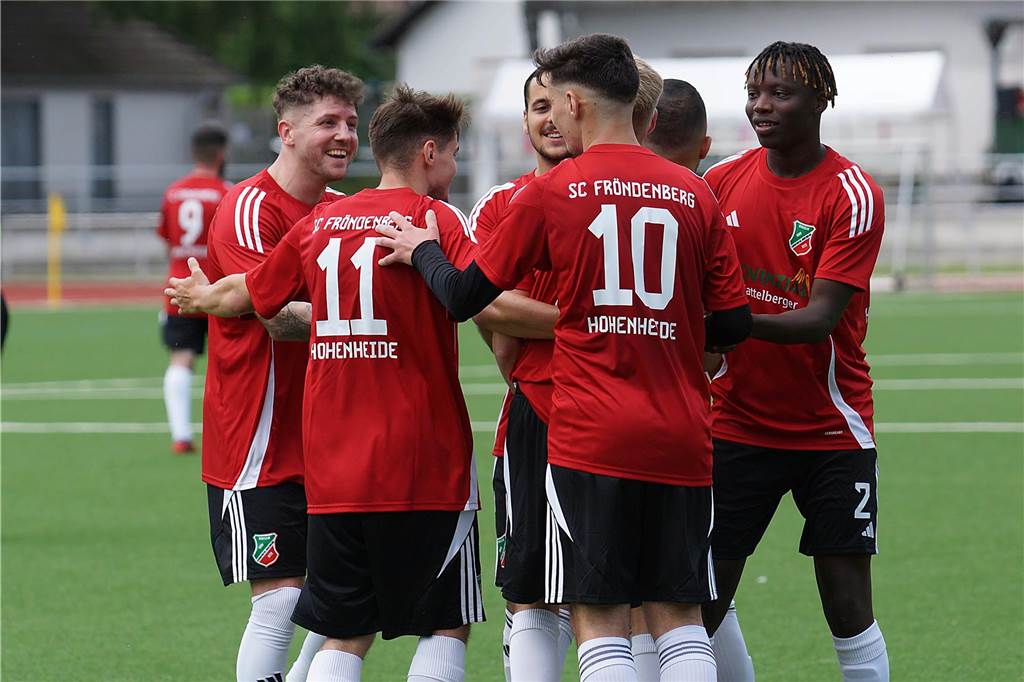 SC Fröndenberg glänzt spielerisch und feiert danach: Kantersieg gegen den SuS Lünern Hatten allen Grund zur Freude: die Spieler des SC Fröndenberg.