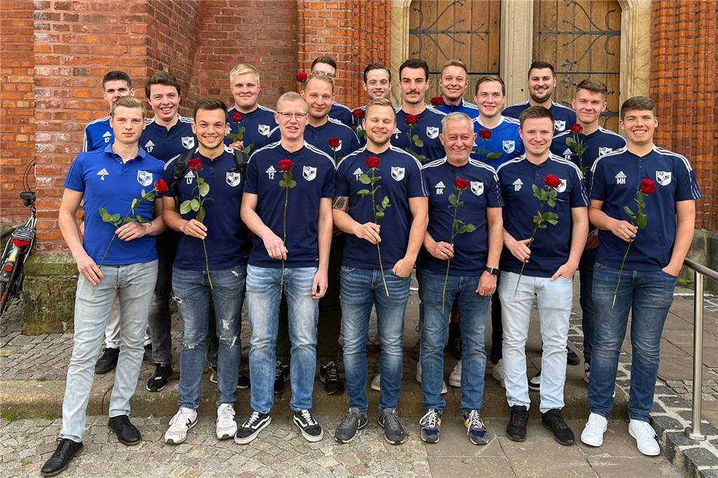 Erst Hochzeit, dann Abstiegskampf mit Lavesum: „Ich war vorbereitet“ Hatten für ihren Teamkollegen und seine Partnerin nicht nur eine Waschmaschine, sondern auch rote Rosen dabei: Die Mannschaft von BW Lavesum.