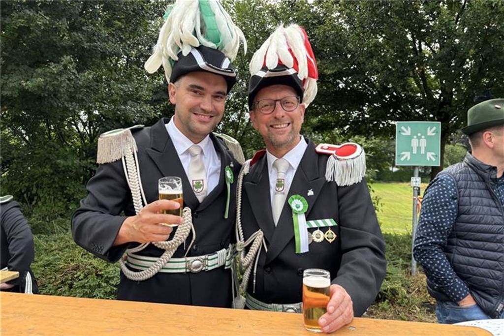 Vogel war hartnäckig: Ludger Deelmann ist erster Gemeinde-Kaiser Hatten Spaß in Oeding beim Kaiserschießen der Gemeinde: die Offiziere Carsten Liemann und Wilfried Höing vom Schützenverein St. Vitus.