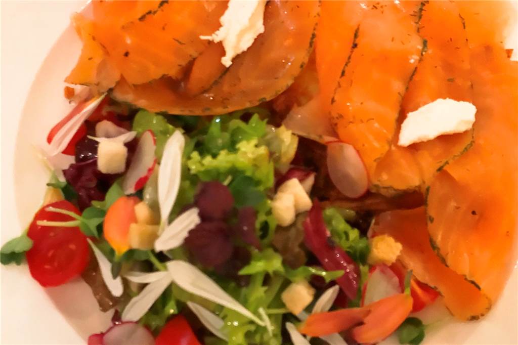 Hauchdünner Wildlachs auf kleinen Reibeplätzchen, dazu ein knackiger, abwechslungsreicher kleiner Salat - der Start war vielversprechend.