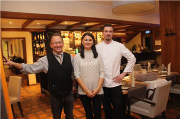 Hauptakteure im Restaurant Muttter Althoff: (v.l.) Restaurantchef Jürgen Menke, die stellvertretende Restaurantleiterin Swetlana Gildisch und Küchenchef Michael Bagschick.