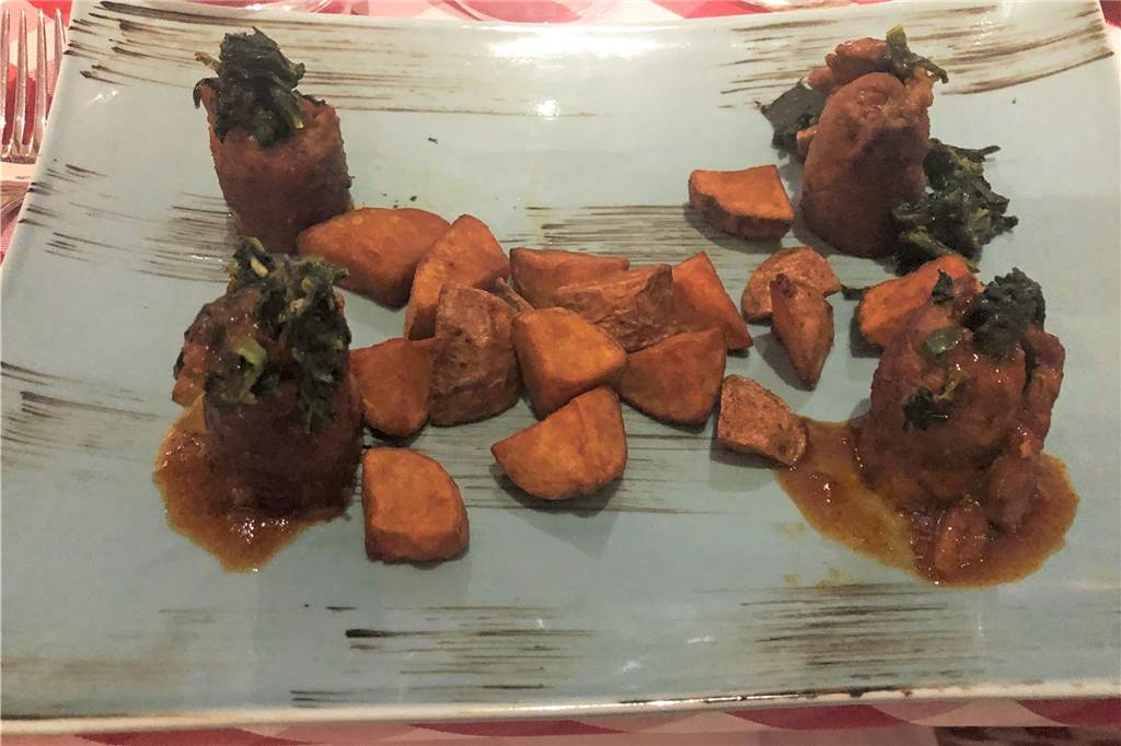 Menükarussell in der Trattoria Puglia: Vier Gänge und ein Geschlechterkampf Hauptgang 1: Involtini di Vitello alla Bolognese, also Kalbsroulade mit Parmaschinken und frittierten Kartoffelwürfeln.