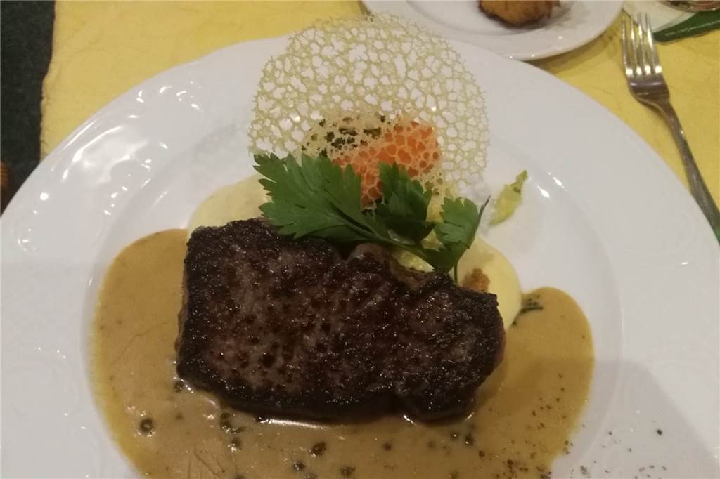 Himmelmann in Lippramsdorf: Ein uriges Restaurant für Fleisch-Fans Hauptgang: „Pfeffersteak“ - „ein saftiges Rinderrückensteak an einer Rahmsauce mit grünem Pfeffer, dazu buntes Gemüse der Saison und hausgemachte Herzoginkartoffeln (21,80 Euro)