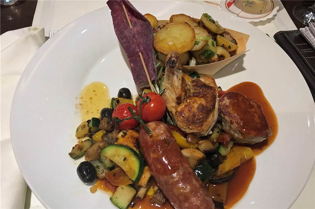 Hauptgericht Nr. 1: Grillteller Abtei mit Schweinesteak, Maishähnchen und köstlicher Salsiccia-Wurst sowie Grillgemüse. Sehr schön angerichtet.