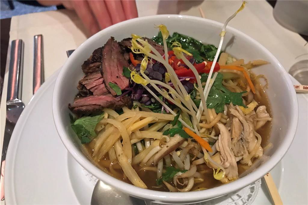 Hauptgericht Nr. 2: die Tagesempfehlung "Ramen Steak Bowl". Ein asiatisches Gericht mit Steak-Stücken, Asia-Nudeln und Wok-Gemüse. Gut und reichlich.