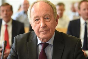 Hauptgutachter Hans-Georg Kempfert sitzt beim Prozess um den Einsturz des Kölner Stadtarchivs im Gerichtssaal. Foto: Henning Kaiser