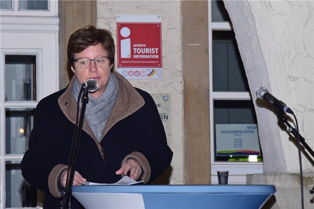 Hunderte versammeln sich zum Gedenken an Pogromnacht Hauptrednerin Irmtrud Wojak: "Der 7. Oktober war sicherlich der furchtbarste Tag seit der Gründung des Staates Israel im Jahr 1948."