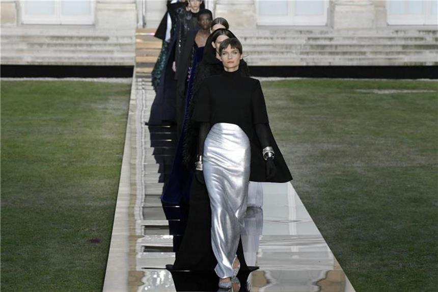 Die Trends der Couture-Schauen Hauptsache Schwarz: Die Show des Labels Givenchy bei der Pariser Fashion Week. Foto: XinHua/dpa