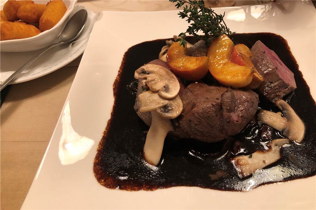 Hauptspeise: Hirschmedaillons mit Pilzen an Jus mit Kroketten und Rotkohl