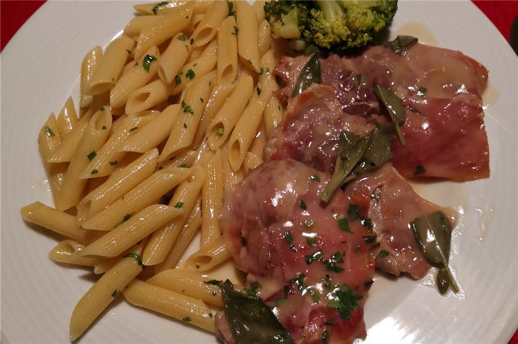 Im Haus Olfmann überzeugt vor allem die hausgemachte Pasta Hauptspeise Nummer zwei und typisch italienisch: Saltimbocca.