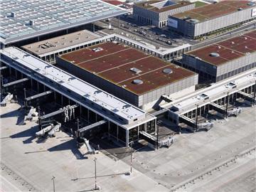 Hauptstadtflughafen BER in Schönefeld. Bürgermeister Müller stellt sich auf eine weitere Verzögerung der Eröffnung des neunen Flughafens ein. Foto: Ralf Hirschberger/Archiv