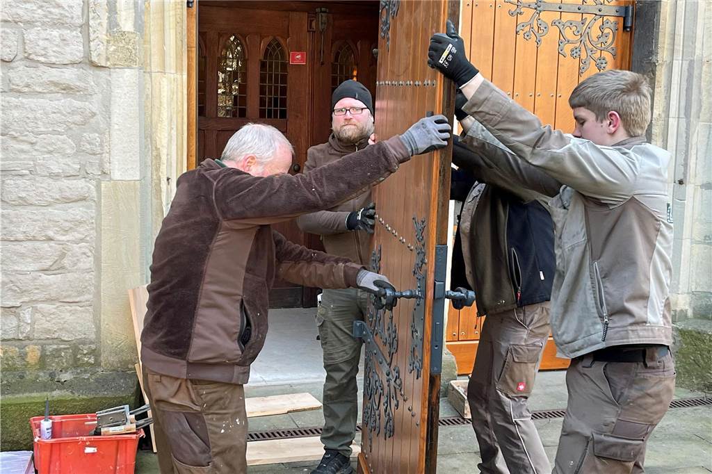 Herberner Firma wuchtet 200-Kilo-Kolosse in Türangeln der Christophorus-Kirche Hauruck - rund 200 kg wiegt jeder Türflügel.