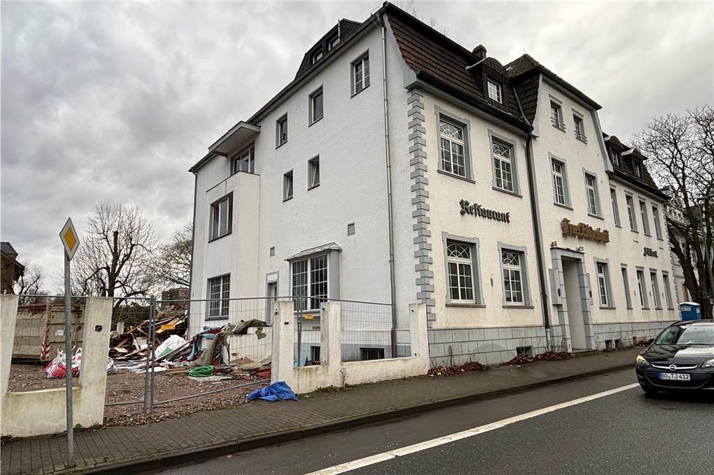 Haus Bladenhorst an der Wartburgstraße soll abgerissen werden. Anfang Januar 2025 laufen Vorarbeiten. Das Haus wird entkernt und entrümpelt.