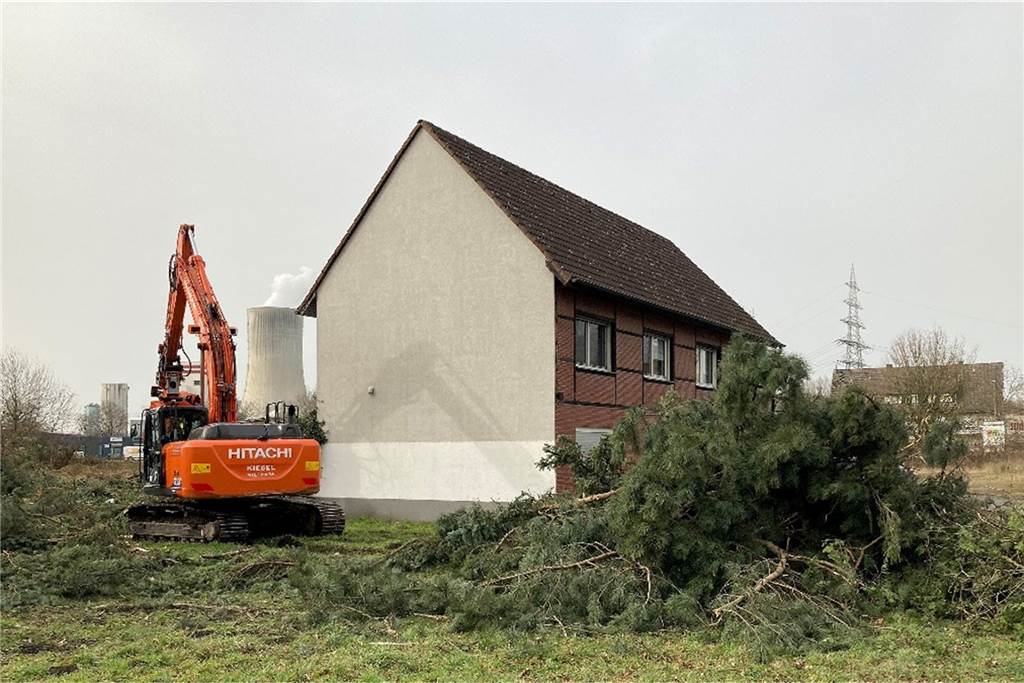 Haus Breddemann an der Brunnenstraße steht nicht mehr. Nur das Wohnhaus ist noch da. Das soll für den Neubau der Firma Ares weichen.