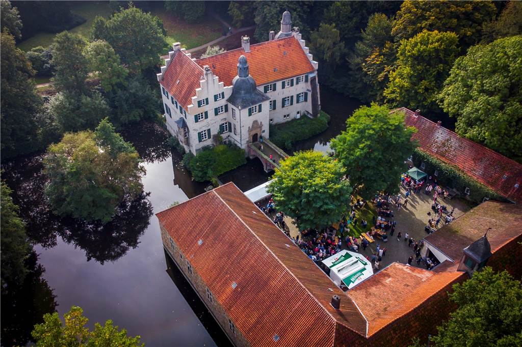 Wanderlust - Fünf grüne Wanderwege im Ruhrgebiet Haus Dellwig in Lüttengendortmund.