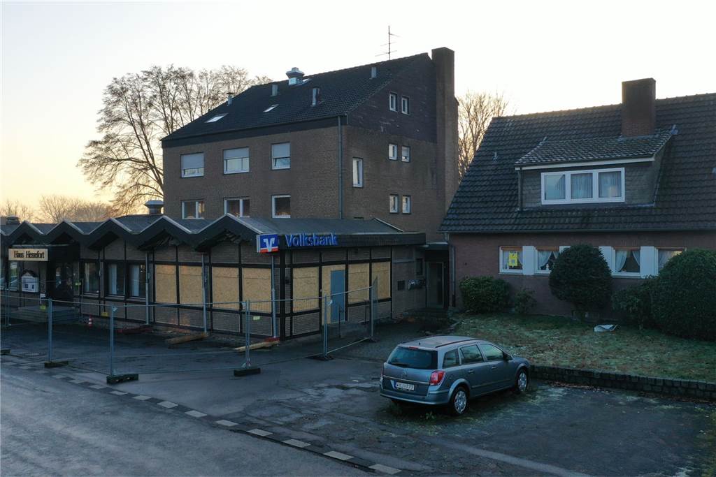 Sprengstoff-Attentat erschüttert Verkaufsverhandlungen um Haus Hessefort massiv Haus Hessefort sowie das Mehrfamilien- und Einfamilienhaus auf dem Grundstück an der Birkenallee in Deuten sollen verkauft werden.