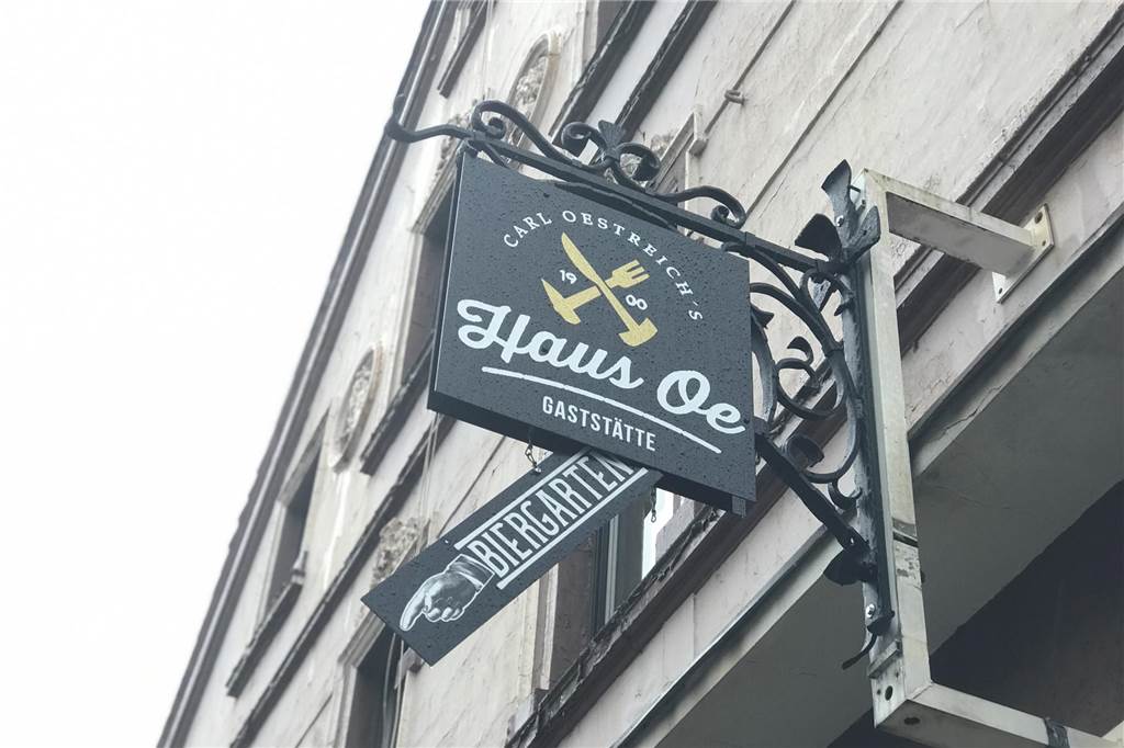 Kneipenszene: Mario Rommel übernimmt „Gleis 4“ und „Haus Oe“ Werbeschild an der Fassade von Haus Oe in Castrop-Rauxel-Schwerin.