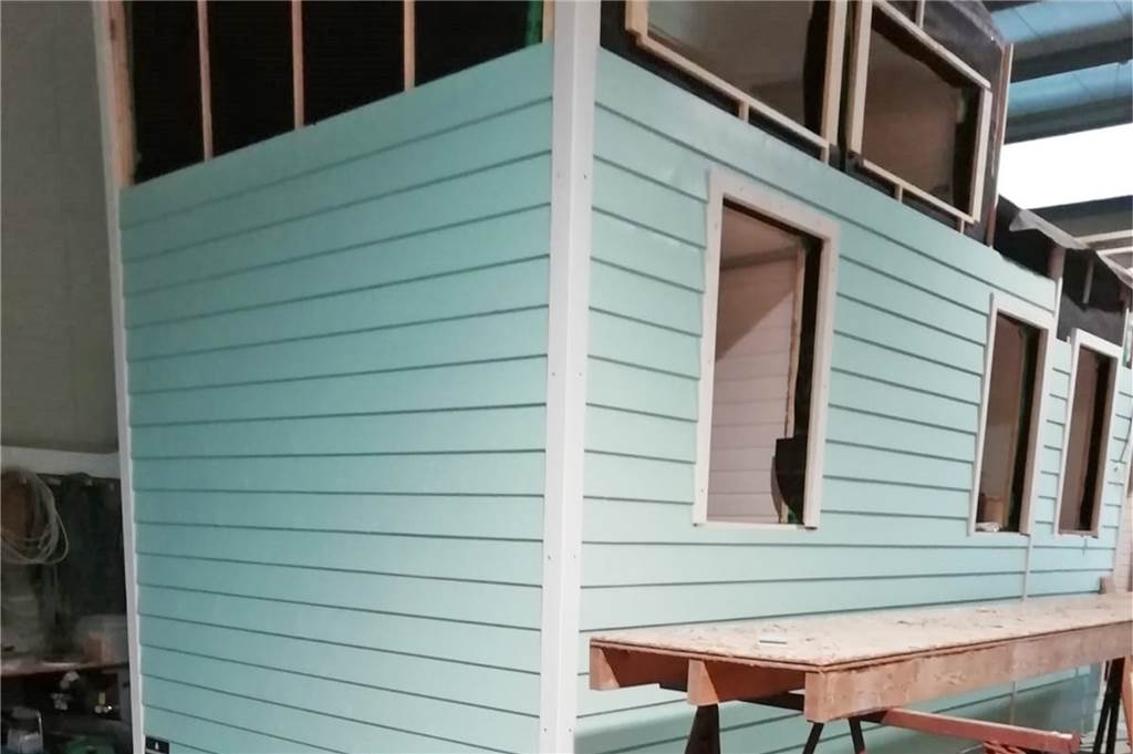 Stadtlohnerin Kathi Wilmer (24) erfüllt sich den Traum vom Tiny House Haus-Traum in Hellblau: das Tiny House von Kathi Wilmer