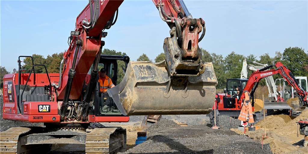 Zinswende 2022: Höchste Zeit, Wohnungsbau auch in Selm neu zu denken Hausbau ist ein Abenteuer, dass viele Familien auch in Selm gerne eingehen möchten. Die Kostenexplosion lässt die Bauherren und -damen aber zögern. Im Borker Neuenkamp rollen indes die Bagger.