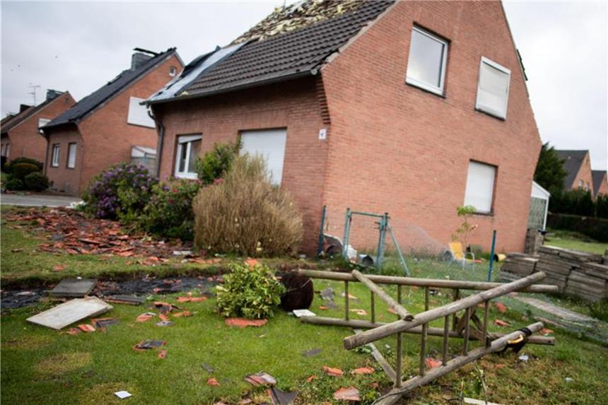 Hausbesitzer müssen ihrem Versicherer beweisen können, dass ein Wirbelsturm für den Schaden verantwortlich war. Deshalb empfiehlt es sich, ihn möglichst gleich nach dem Tornado zu kontaktieren und Belege vorzulegen. Foto: Marius Becker
