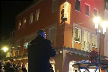 Hauseigentümer Wilhelm Schürholz beim Festakt zur Einweihung der beleuchteten Josef-Skulptur am Eckhaus Gordulagasse/Markt.
