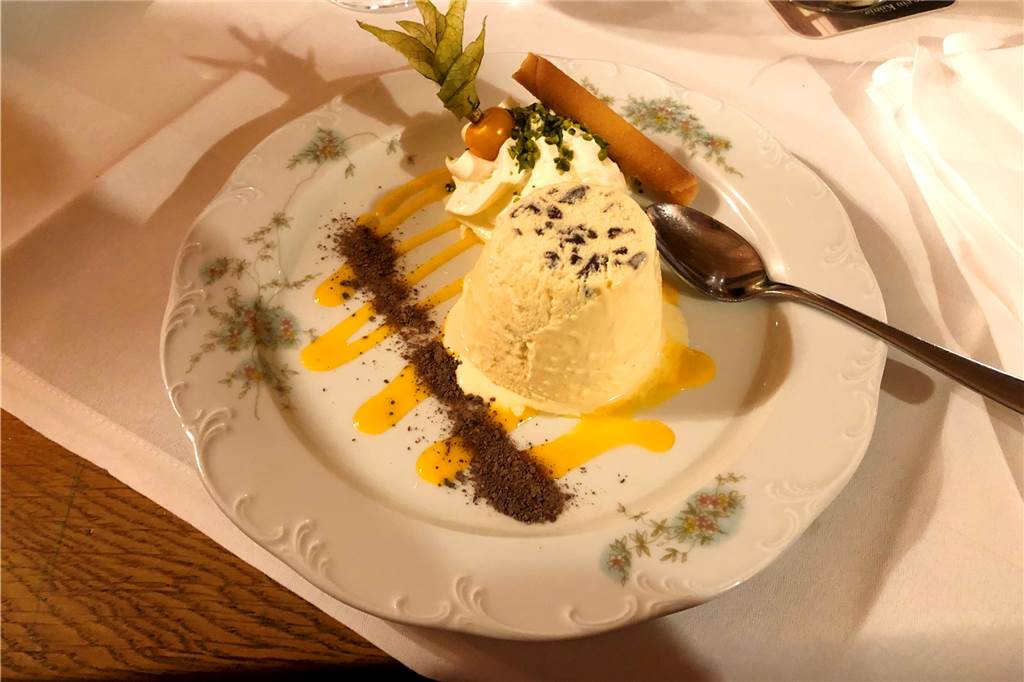 Es schmeckt einfach noch mal so gut in einem mittelalterlichen Gewölbekeller Hausgemachtes Herrencrèmeparfait mit Eierlikör und Sahne