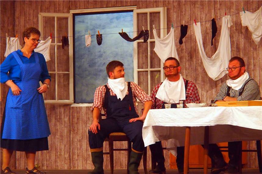 Neuer Schwung für Öhms: Plattdeutsches Theater vergnügt das Publikum Haushälterin Antje will den drei Brüdern Manieren beibringen.