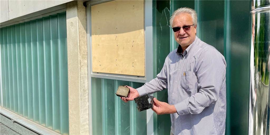 Einbruchserie in Sporthalle: „Die Polizei duzt mich mittlerweile schon“ Hausmeister Günther Behr mit einem der Steine, die unbekannte Täter in eine Scheibe der Turnhalle hämmerten. Dafür mussten sie auf das Vordach klettern.