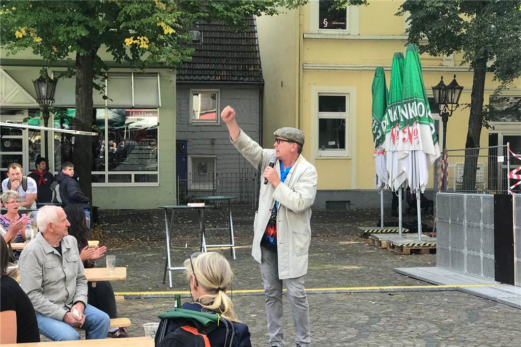 Alle Fotos, alle Infos: So lief der Samstag beim Pannekaukenfest 2019 Hausmeister Machulke unterhält das Publikum auf dem Marktplatz.