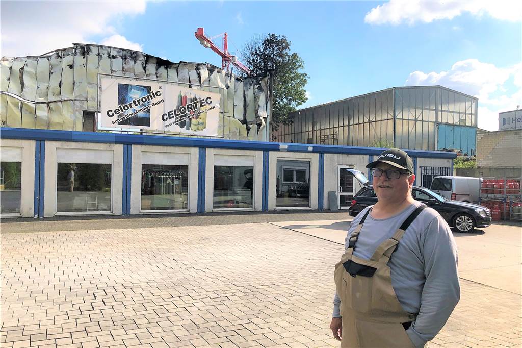 Lagerhalle in Flammen: „Ich hatte große Angst um unsere Wohnung“ Hausmeister Siegfried Tiburzy vor der Brandruine.