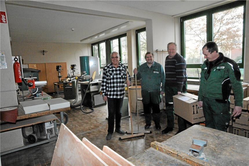 Hausmeister Walter Funke (links) hat in diesen Tagen alle Hände voll zu tun mit dem Einzug der Hans-Christian-Andersen-Schule ins Gebäude der früheren Roncallischule in Südlohn.