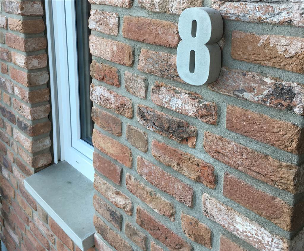 Jens Maaßen stellt in seiner Manufaktur Hausnummern, Fensterbänke und Lampen aus Beton her Hausnummern und Fensterbänke gehören zum festen Repertoire von Jens Maaßen.