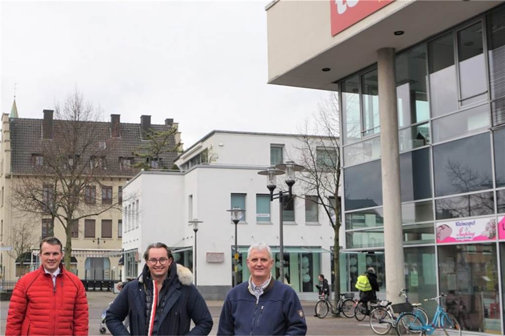Discounter will noch dieses Jahr in der Dorstener Altstadt eröffnen Bürgermeister Tobias Stockhoff, Mieter Luca Schlotmann ("Dorstener Campus") und Hausverwalter Gerd Matern vor dem ehemaligen "Toom"-Gebäude in Dorsten